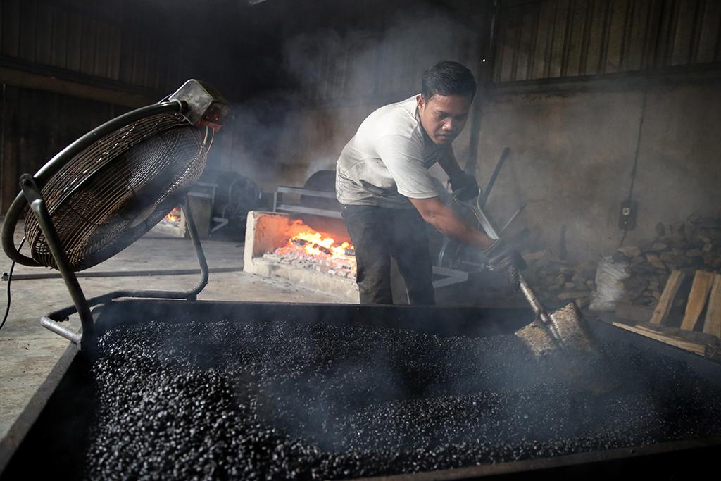 Roasting Tradisional Kayu Bakar